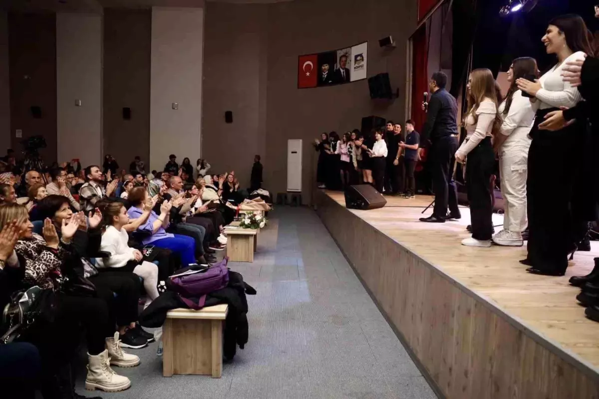 Körfez Belediyesi Kiraz Çiçeği Korosu’ndan Öğretmenler Günü Konseri