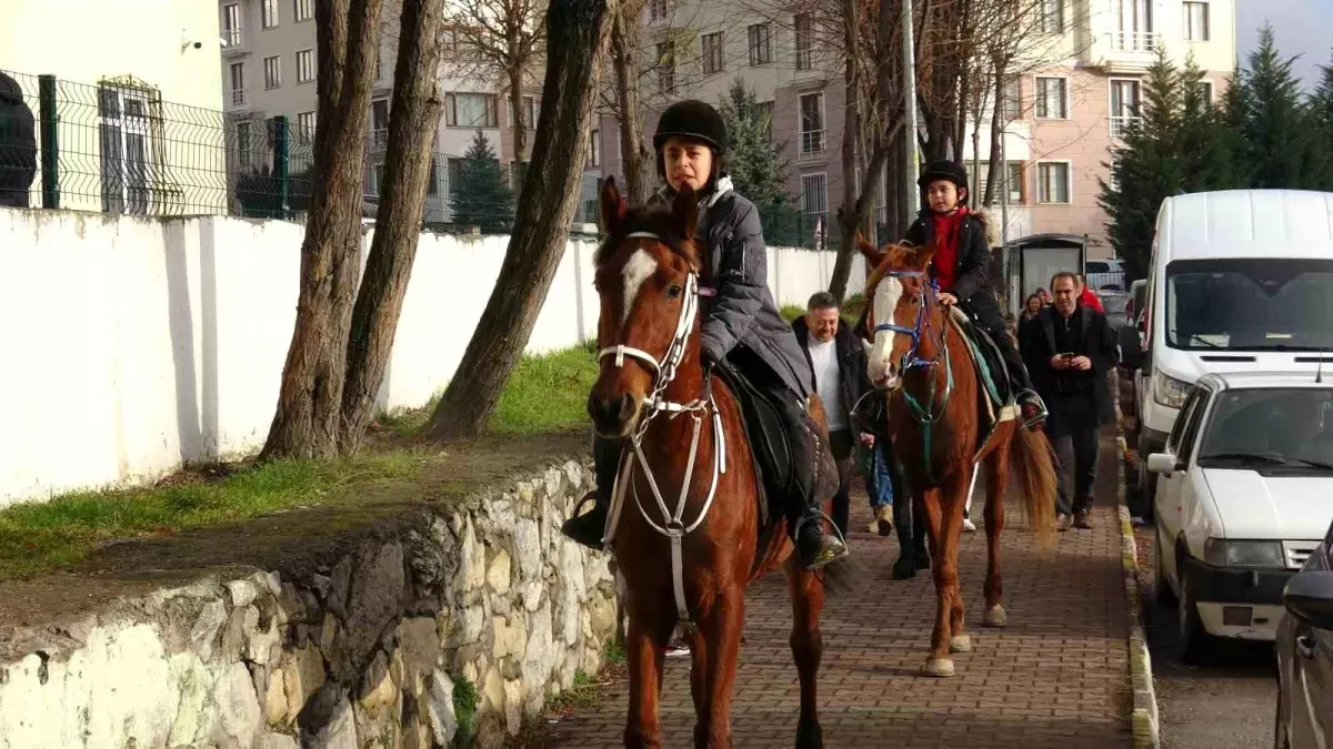 Karneye Atlarla Geldiler
