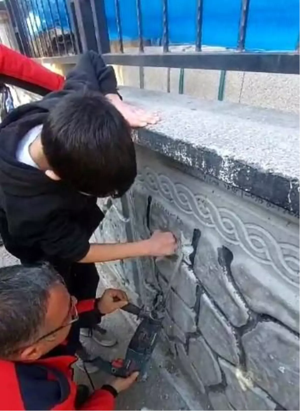 Mersin’de Ortaokul Öğrencisinin Parmağı Duvara Sıkıştı