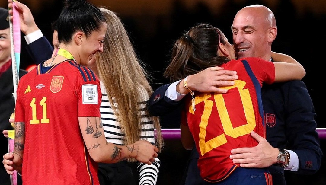 Ä°spanya futbolunda Ã¶pÃ¼cÃ¼k krizi: BaÅkan Rubialesâin cezasÄ± belli oldu