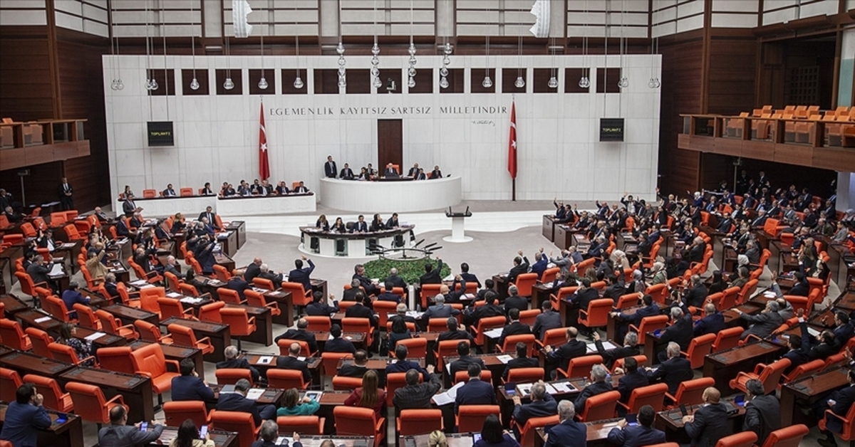 Emekli bayram ikramiyesi düzenlemesinde ilk 4 madde kabul edildi