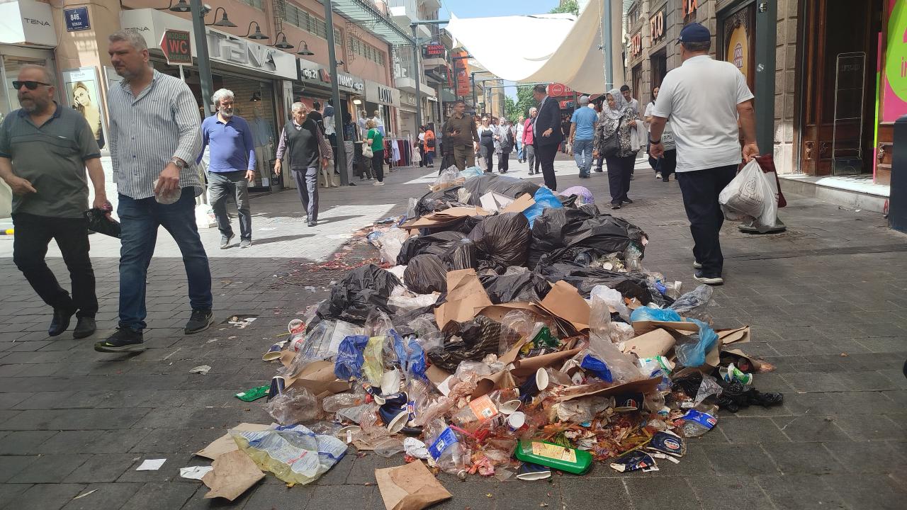 İzmir’de tarihi Turistik Kemeraltı Çarşısı’nda çöpler yol ortasında kaldı